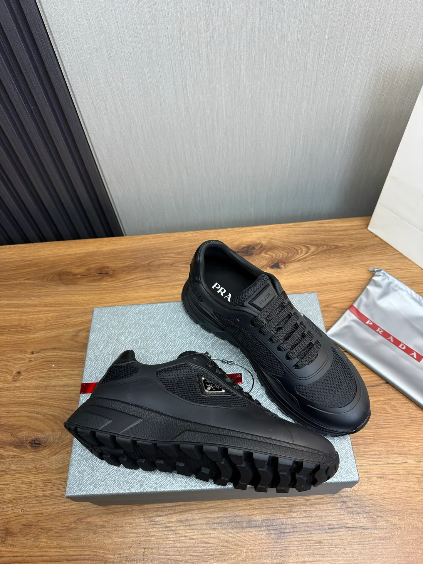 Men's shoes 💰580💰 [PRADA] Autumn and winter hot men's shoes shipped 👏Official website synchronized ⬆️Original fly-woven cowhide fabric + cowhide lining, 1⃣️:1⃣️reproduction, original sole, 38-45 (45. Customized, non-refundable)